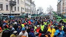 &bdquo;Es geht um eine tragfähige Zukunft der Landwirtschaft&ldquo;, sagen die Organisatoren der Kundgebung auf der Marktstätte. Rund ...