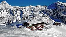 Mitten im Skigebiet von Damüls liegt die Sunnegg-Hütte. Direkt vor ihrer Haustür verläuft die Piste, wie an den Spuren der Skier gut zu ...