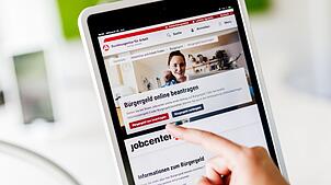 Wer schon Bürgergeld bezieht, kann einen Antrag auf Weiterbewilligung stellen.